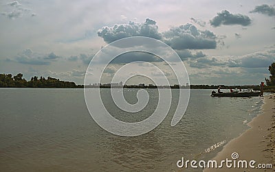 ÐŸÐµÐ¹Ð·Ð°Ð¶: Ð¿ÐµÑÑ‡Ð°Ð½Ñ‹Ð¹ Ð±ÐµÑ€ÐµÐ³ Ñ€ÐµÐºÐ¸ Ñ Ð¿Ñ€Ð¸ÑˆÐ²Ð°Ñ€Ñ‚Ð¾Ð²Ð°Ð½Ð¾Ð¹ Ð»Ð¾Ð´ÐºÐ¾Ð¹ Stock Photo
